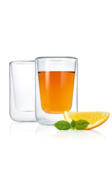 Trendigt set med 2 dubbelväggiga Cappucinoglas i klarglas, perfekt för lyxig fikastund. Isolerar värme och skyddar händerna.