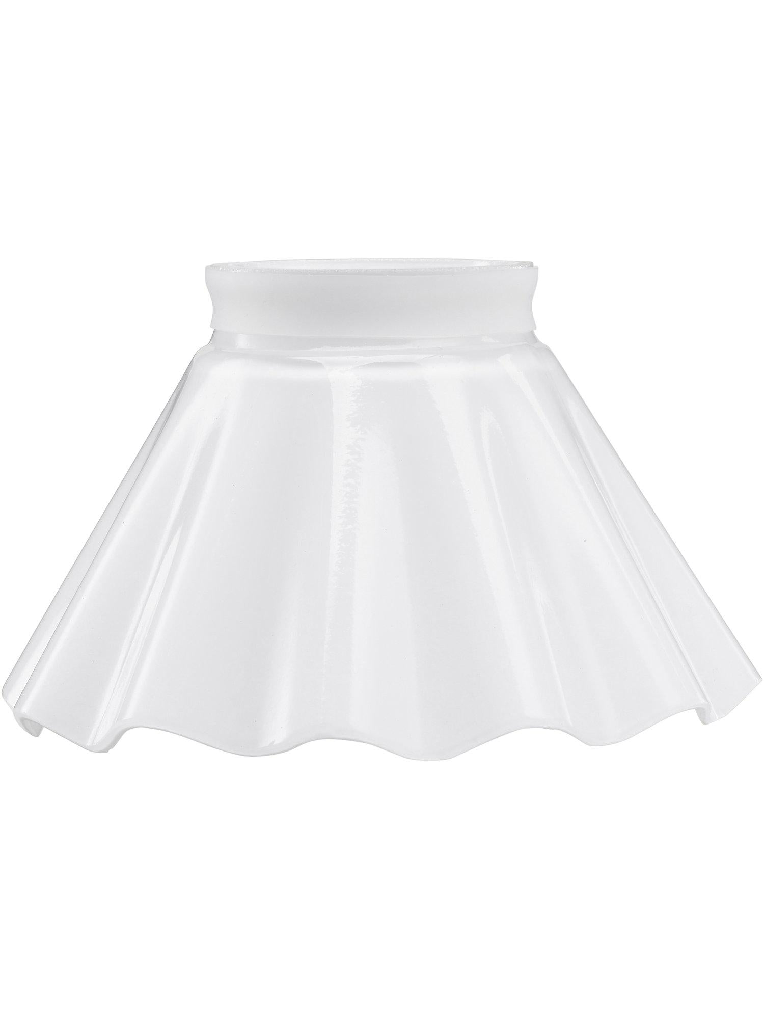 Klassisk skärm i veckat vitt opalglas från PR Home, perfekt för tidlös belysning och elegant inredning.