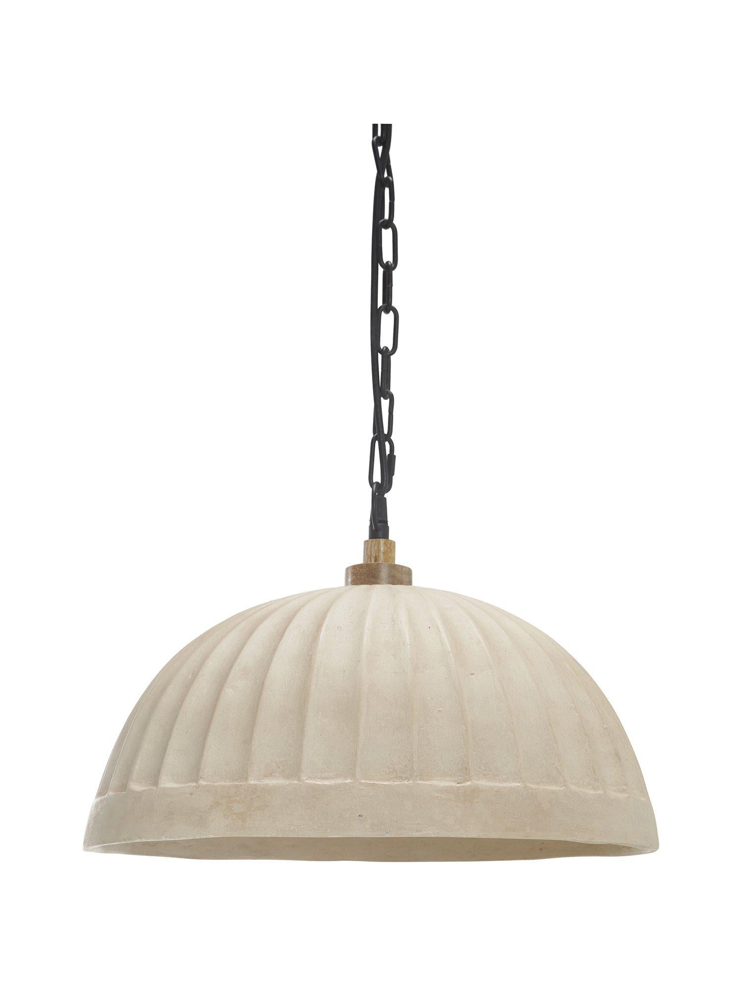 Taklampa Haley från PR Home i beige ekomix med klassiska räfflor. Hänger elegant ned via svart kedja, perfekt för stilren belysning.