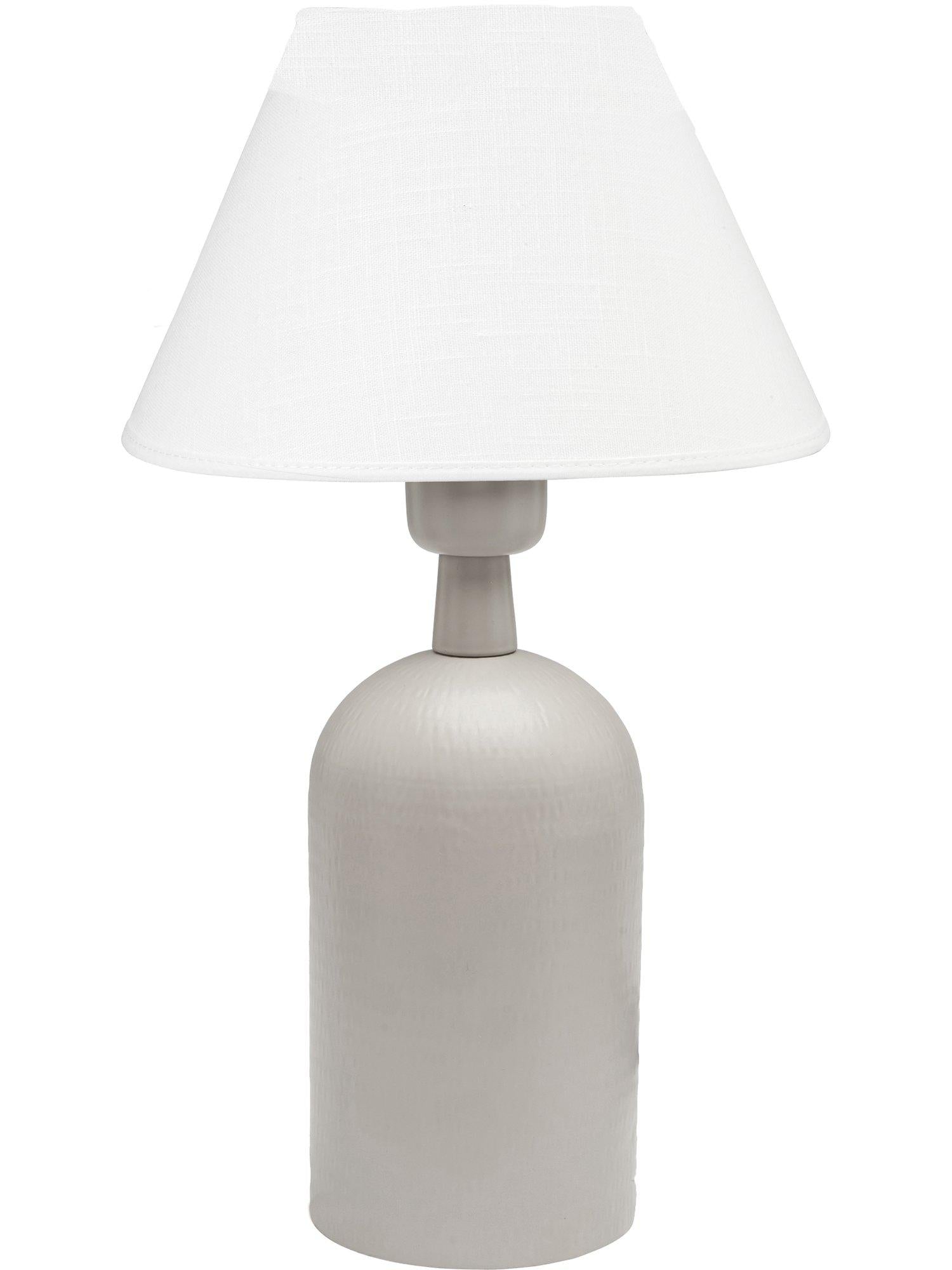 Riley lampfot från PR Home i hamrad metall med vit Empire lampskärm, 40 cm hög och stilren design för varje rum.