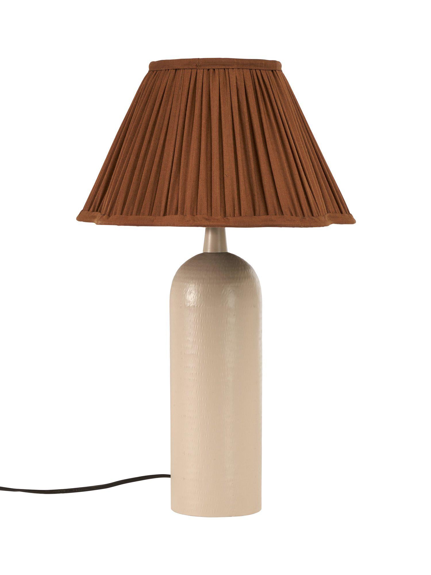 Klassisk bordslampa från PR Home med hamrat metallmönster och rynkad tygskärm i beige, perfekt för alla hemmiljöer.