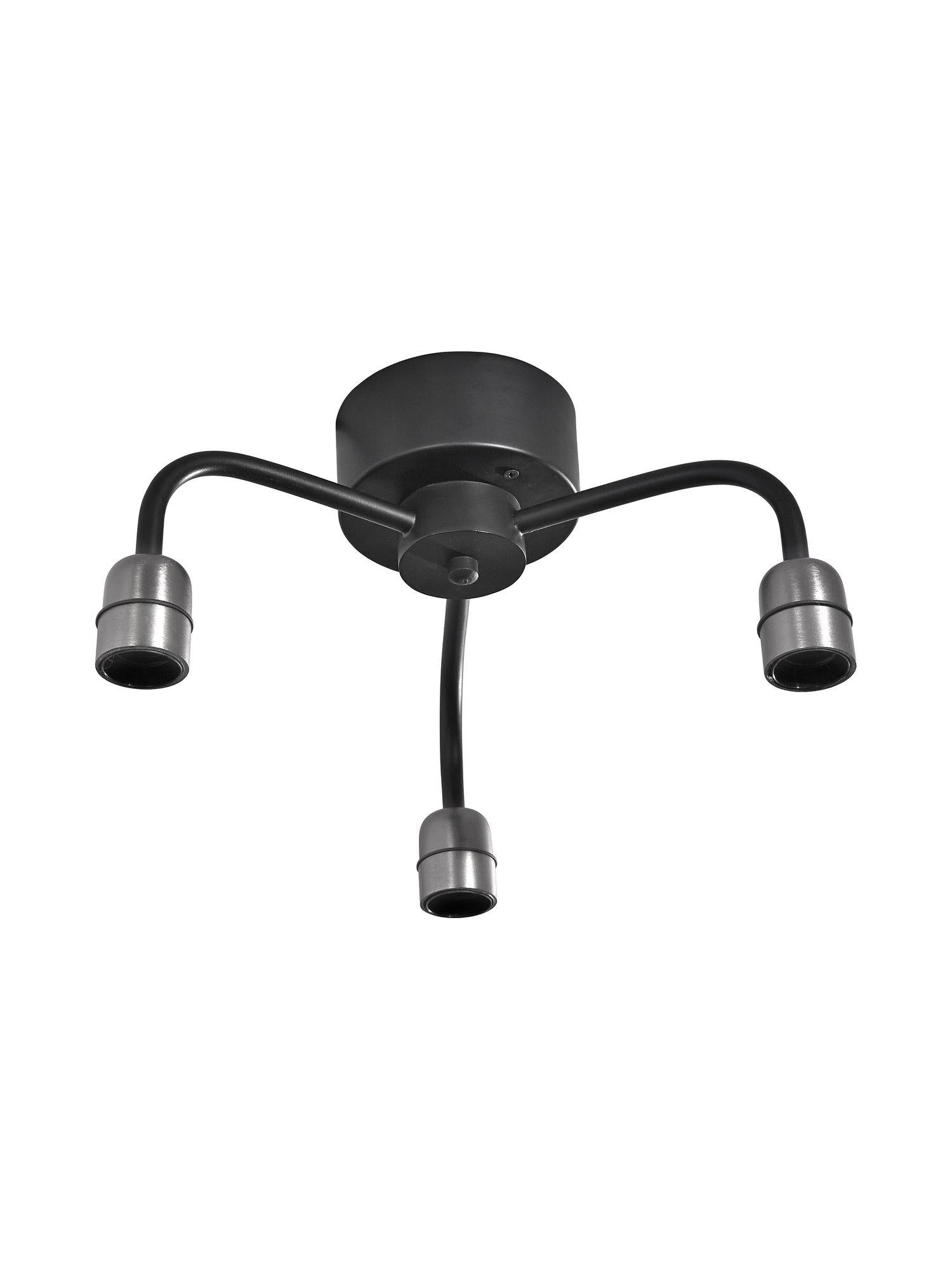 Minimalistisk taklampa i mattsvart metall med tre armaturer, perfekt för industriella interiörer. Från PR Home.