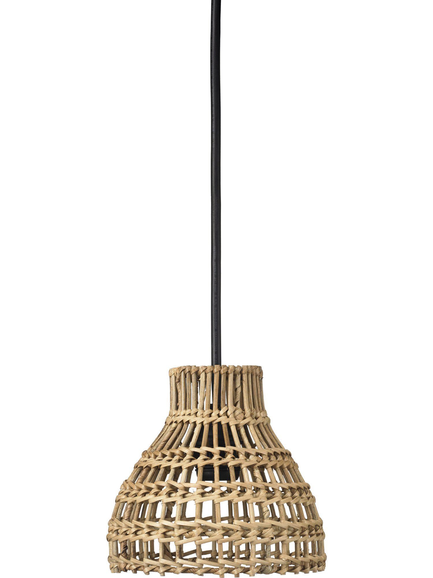 Flätad rottingskärm i beige från PR Home, ger vackert ljus och skuggspel. Perfekt hängande eller som inredningsdetalj.
