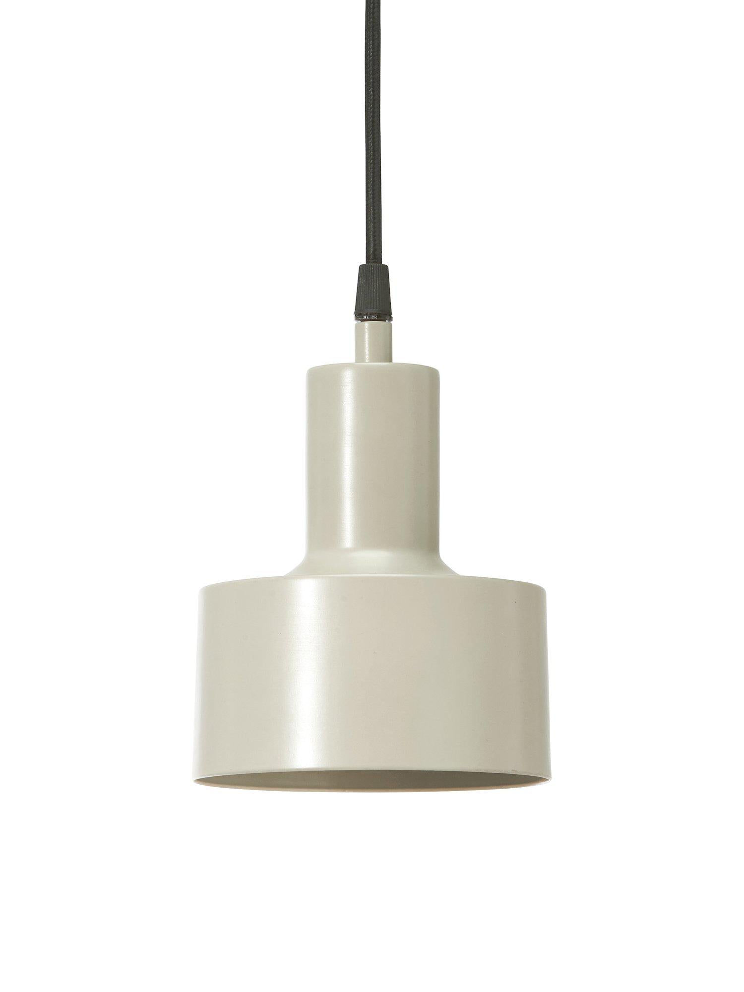 Fönsterlampa Solo från PR Home i beige metall med matt finish, elegant och funktionell för stilfull belysning.