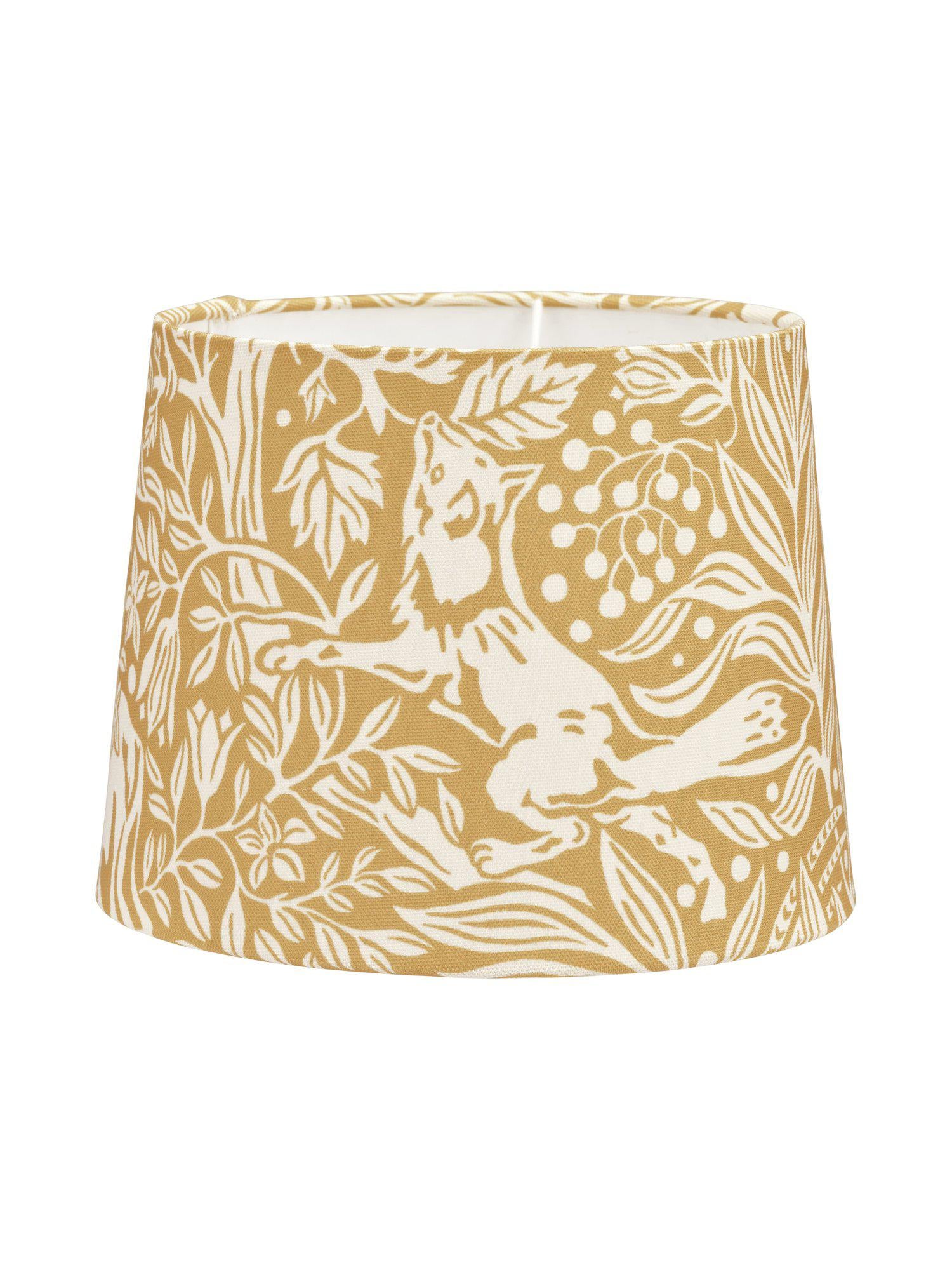 Lampskärm Under the Elder Tree från PR Home i mörk lejongul med fläderinspirerat mönster, tillverkad av 100% återvunnen polyester.