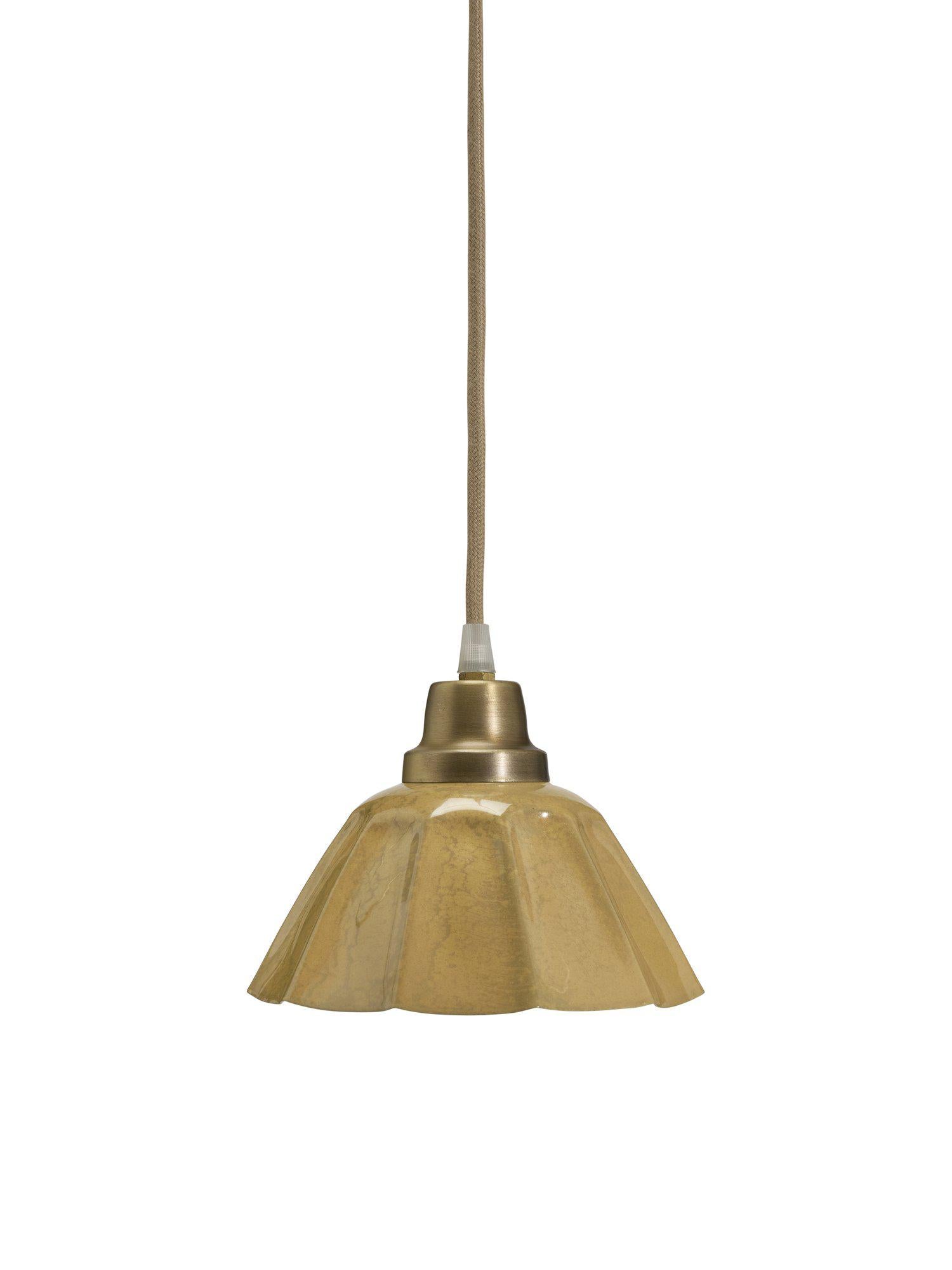 Fönsterlampa Ester från PR Home: Elegant metallampan med emaljfinish och unik marmorliknande skärm i senapsgul. Vintage antikmässing topp.