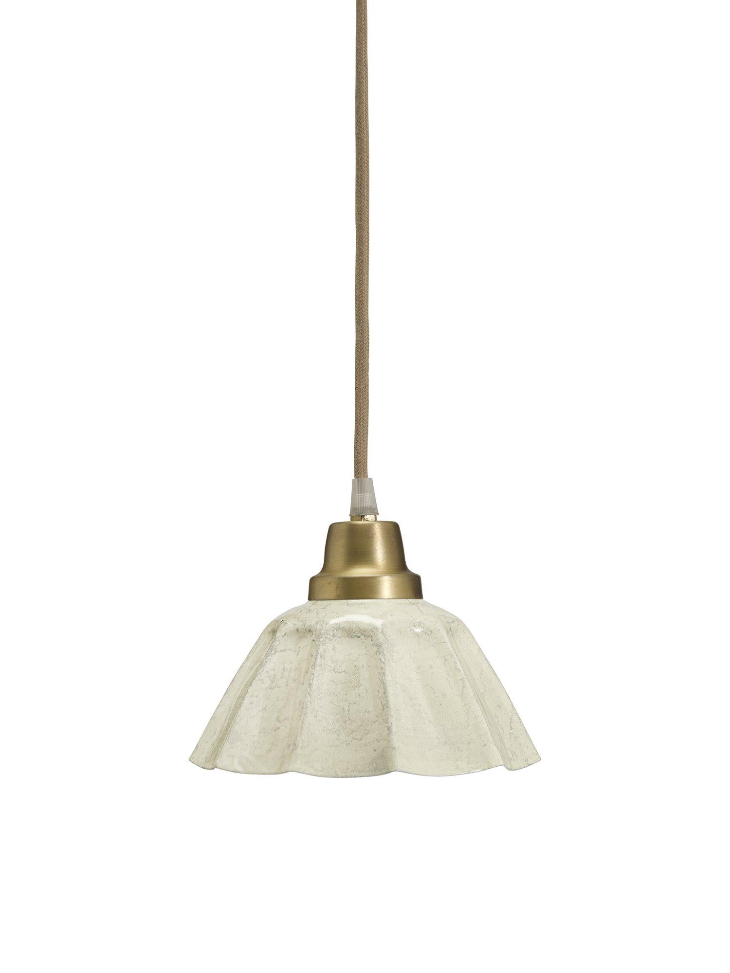 Fönsterlampa Ester från PR Home med unik emaljfinish i off-vit och grått, vintage-inspirerad design och antikmässing.