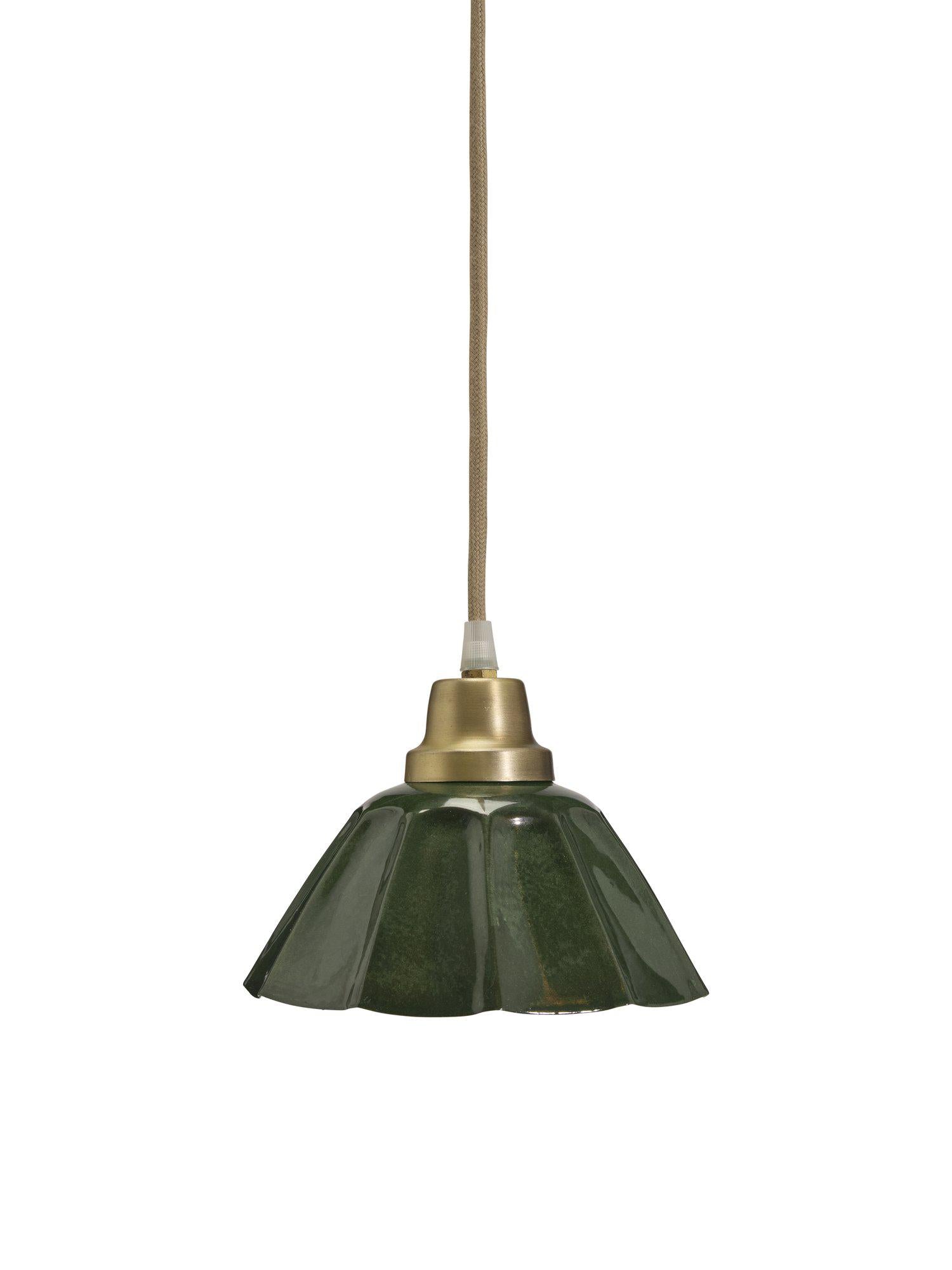 Fönsterlampa Ester från PR Home med mörkgrön emaljfinish och antikmässingdetaljer, elegant vintage stil. Diameter 17,5 cm.