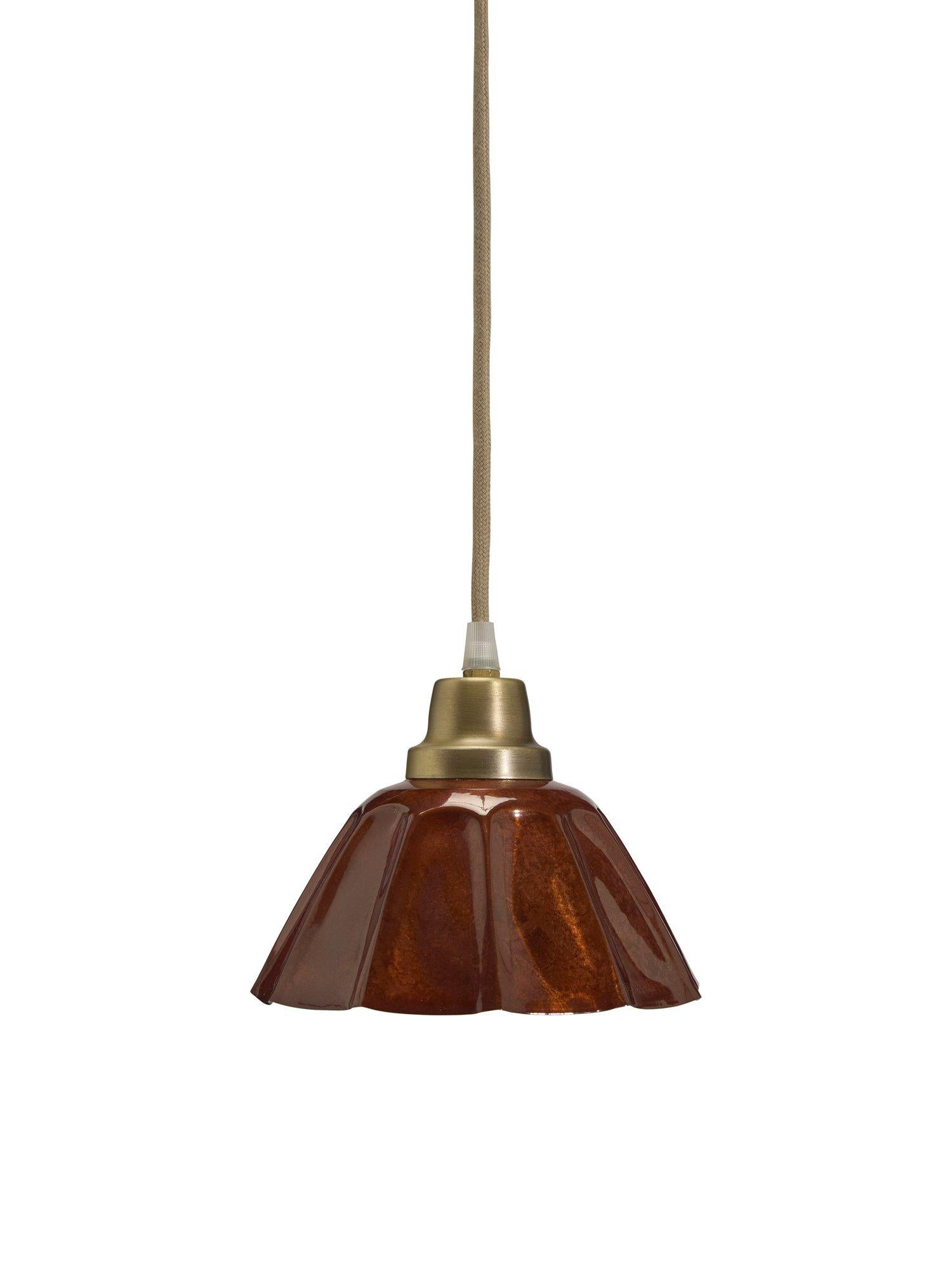 Fönsterlampa Ester från PR Home i unik emaljfinish med marmormönster och antikmässing, perfekt för stilren inredning.