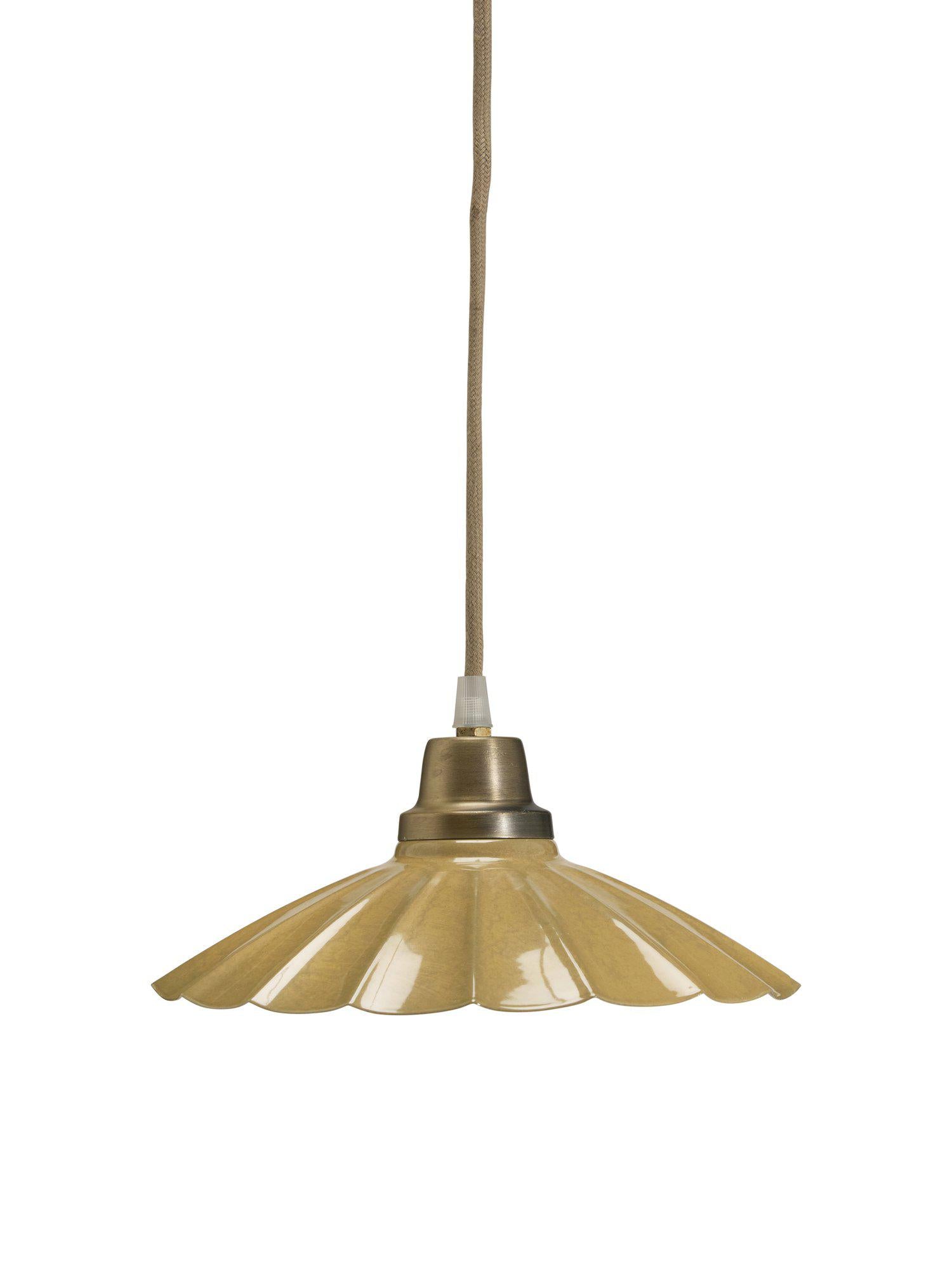 Fönsterlampa Ester från PR Home med emaljfinish i marmorliknande design och antikmässingsdetaljer, perfekt för moderna hem.