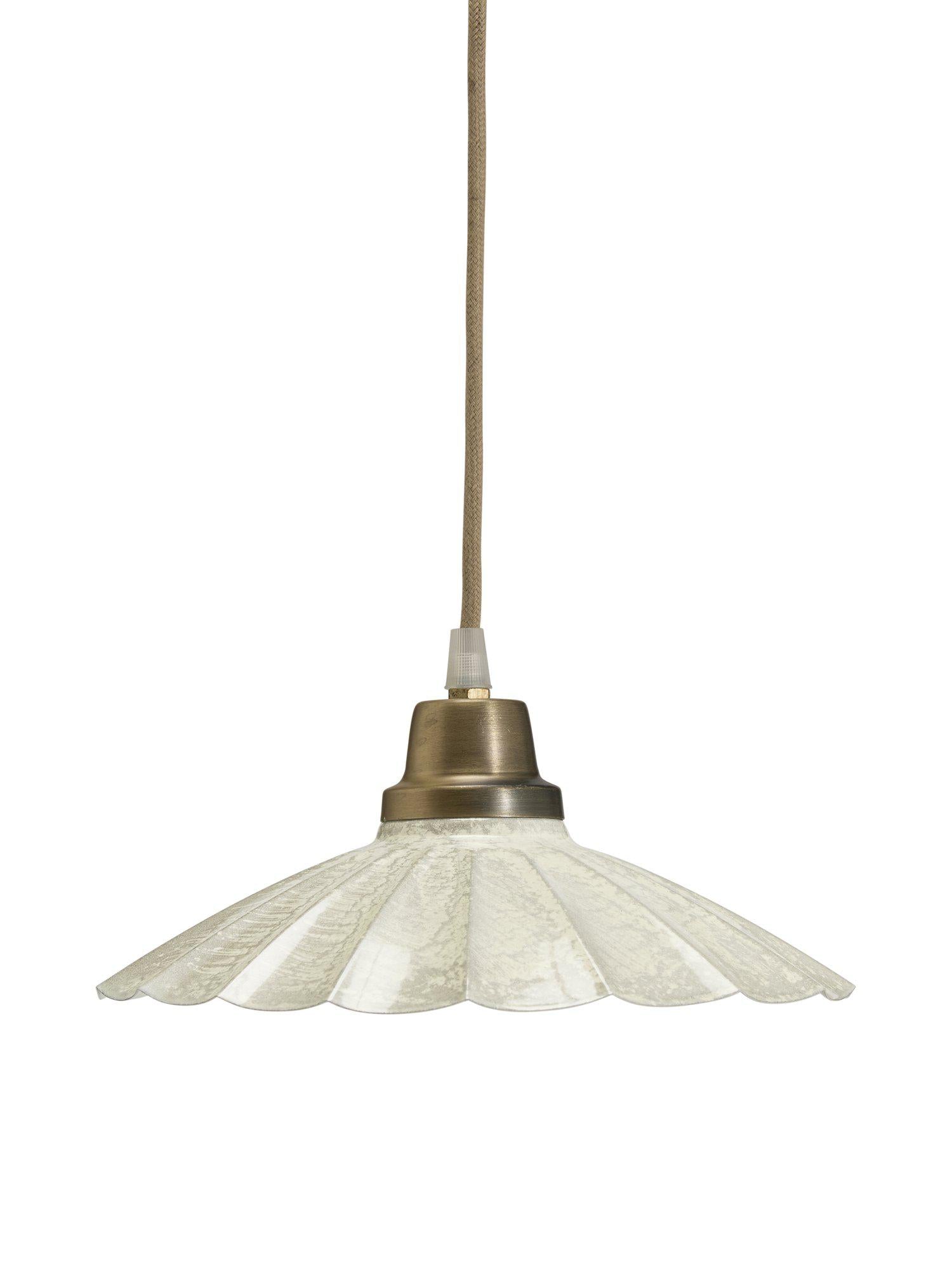 Fönsterlampa Ester från PR Home i emaljfinish med marmorlook och antik mässing, perfekt för stiliga fönsterutrymmen.