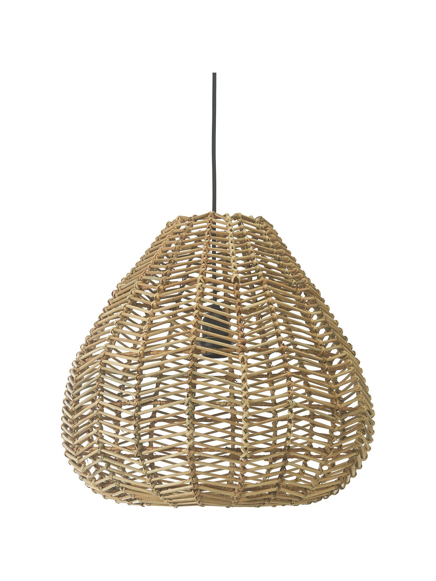 Elegant Adelle taklampa från PR Home i handflätad naturrotting, rund skärm och unika detaljer. Perfekt belysning för varje rum.