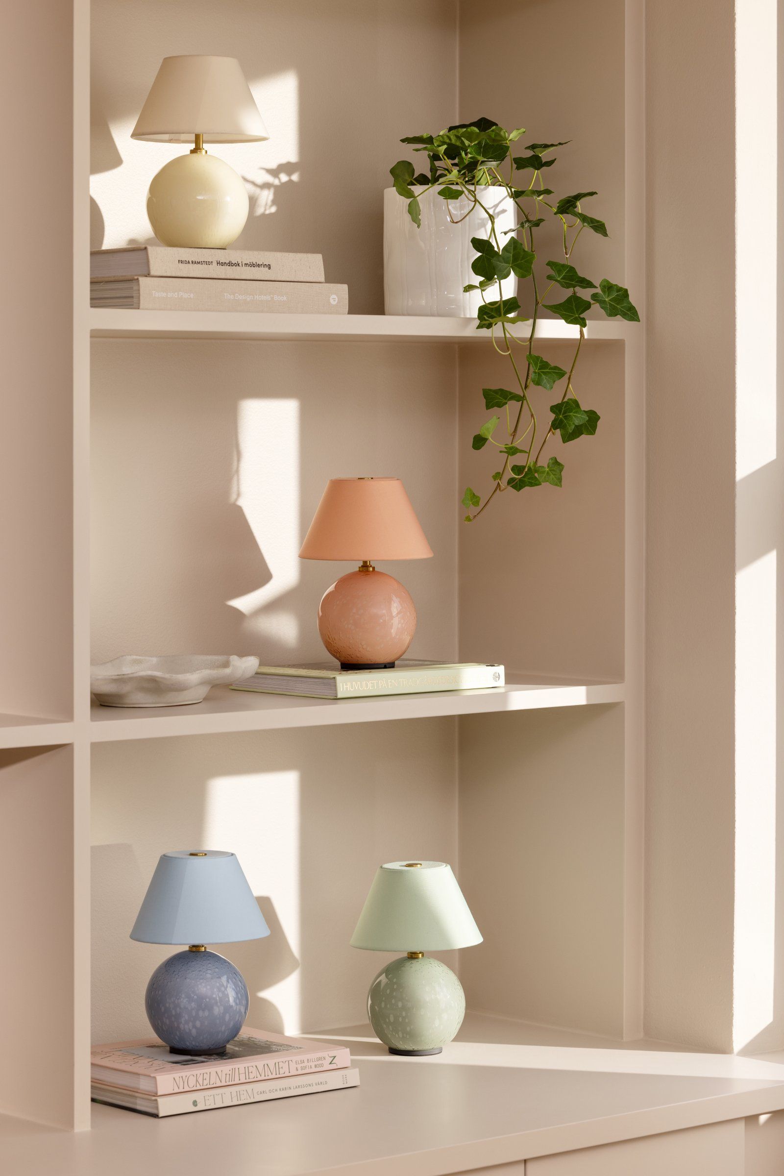 Globen Lighting Portabel Bordslampa Iris 16, Creme
