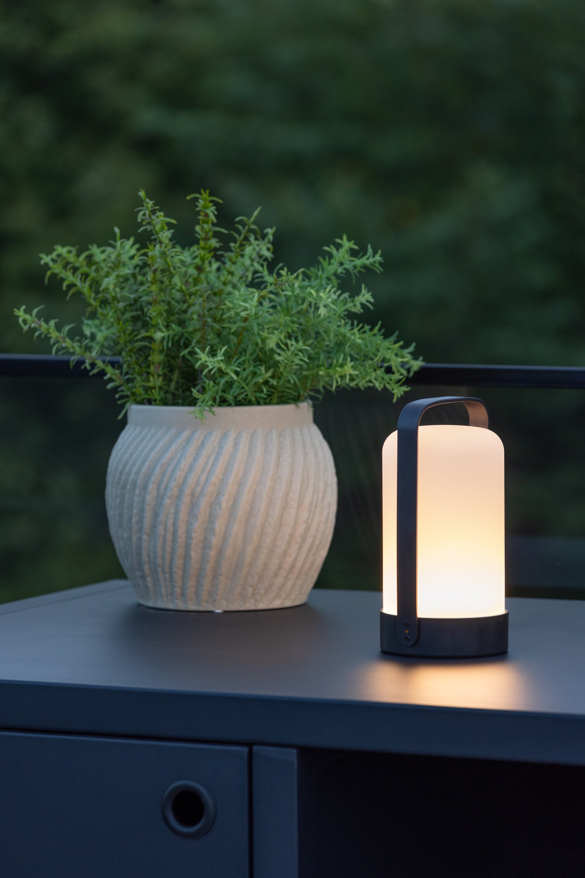 Venture Home Fern Bordslampa Svart/Vit