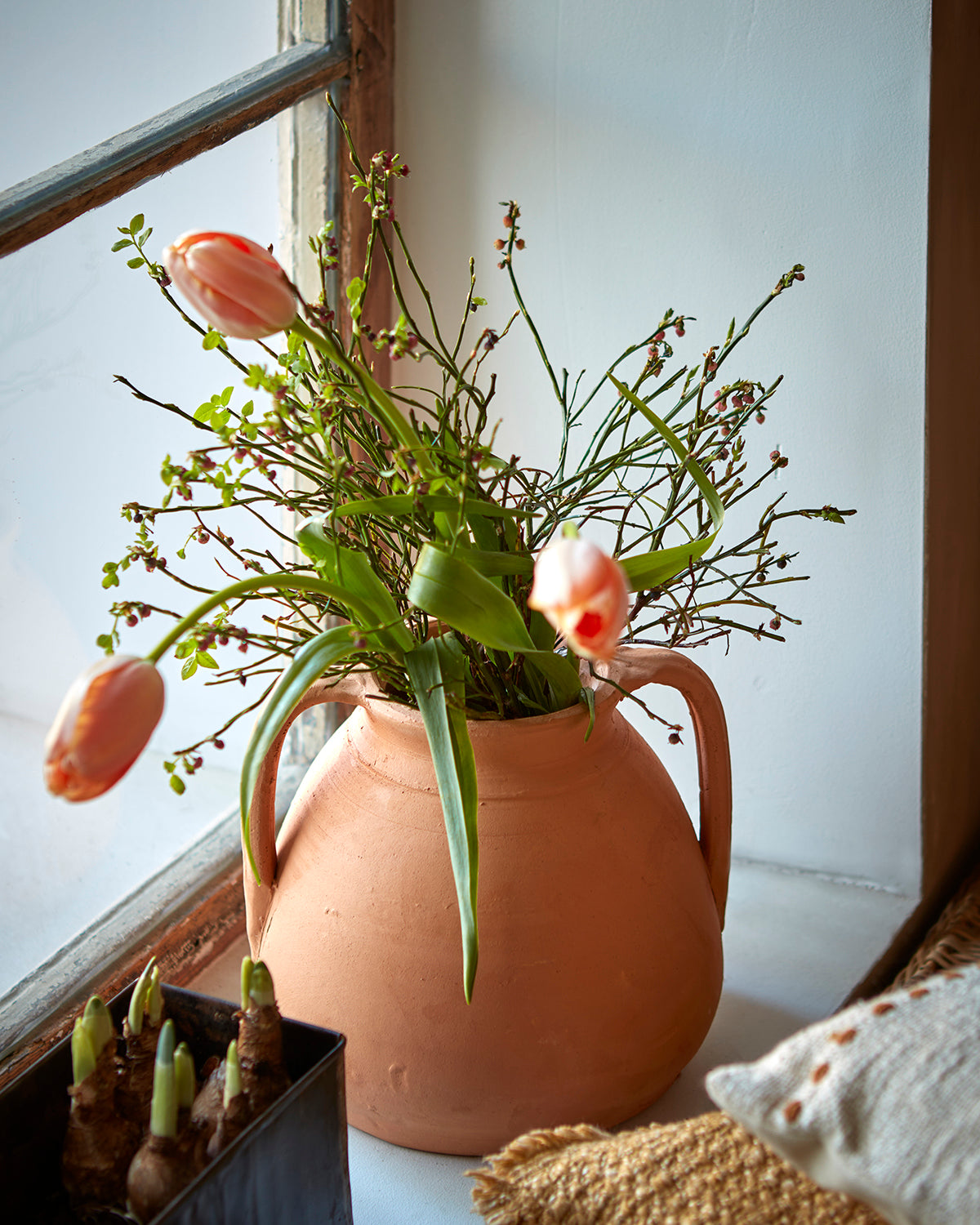 Stilren keramikurna ALBIN i grå eller beige, med matt glaze och diskret lock. Perfekt för blommor eller dekorationer.