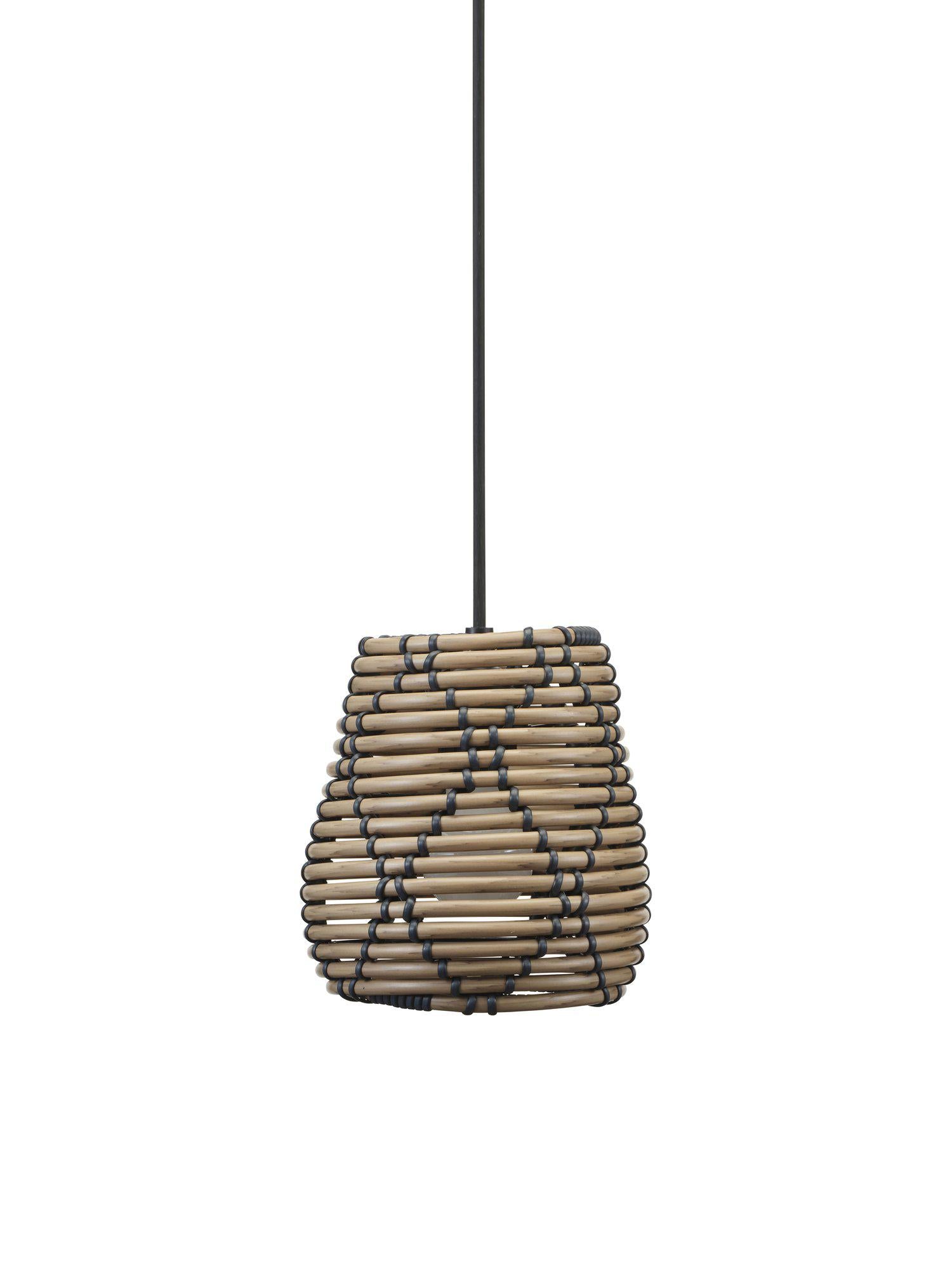 Lollo, en vädertålig utomhuslampa i naturfärgad konstrotting från PR Home, med vackert ljusspel och stilrent svart mönster.