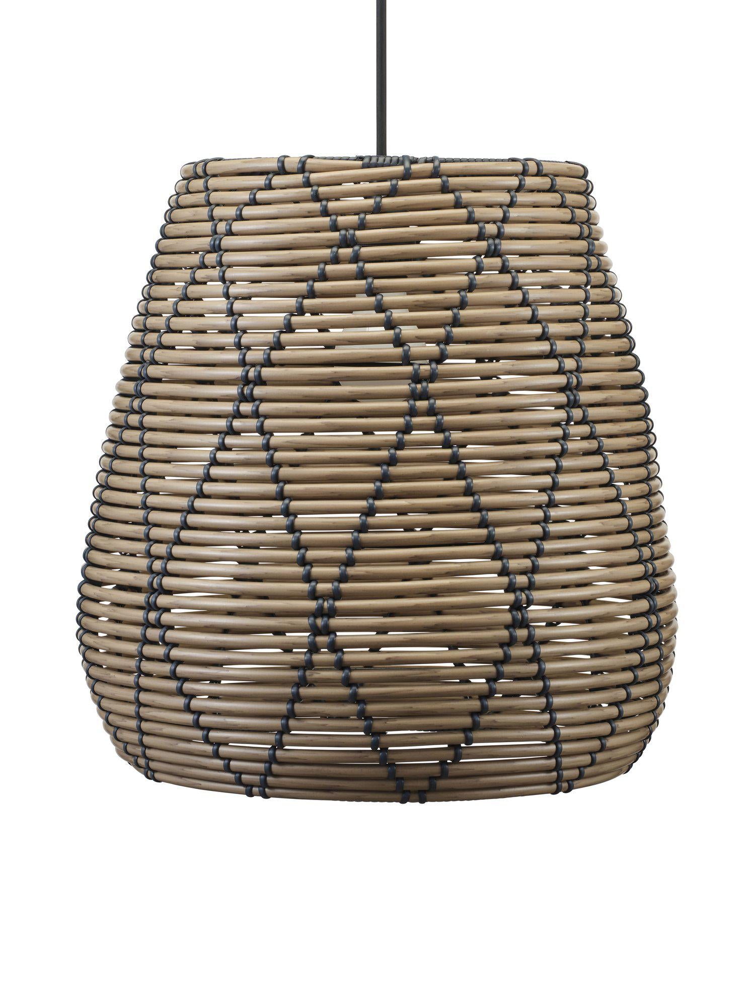 Lollo utomhuslampa från PR Home, tillverkad i naturfärgad konstrotting med elegant svart mönster. IP44-klassificerad och lättplacerad.